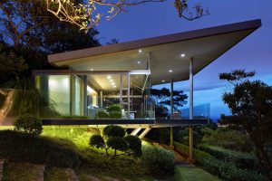 casa-suspensa-telhado-inclinado-em-san-jose-costa-rica