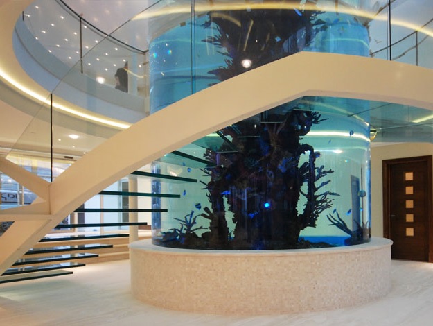 escada-de-vidro-em-volta-de-aquario
