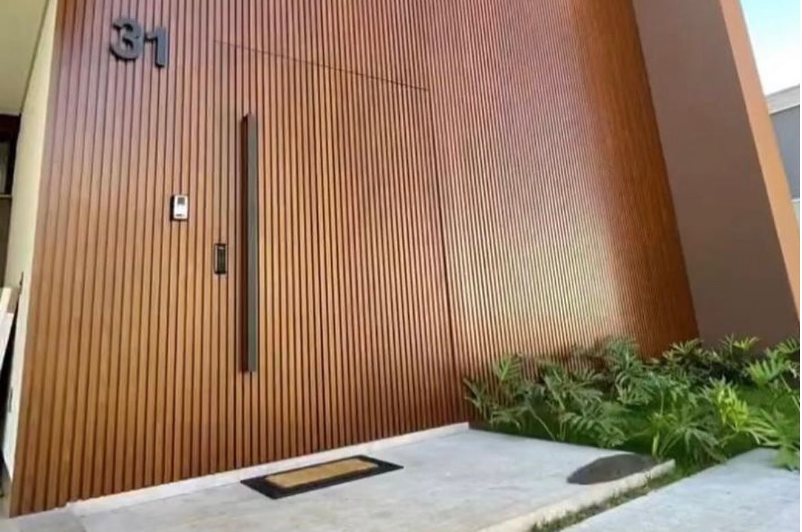 porta-e-fachada-ripada-de-aluminio-com-pintura-efeito-madeira-ezy-color