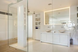 decoracao-suite-com-paredes-de-vidro-no-banheiro-dos-architects