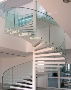 escada-circular-de-vidro-curvo-com-botoes-prolongadores-de-inox