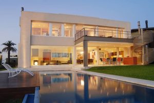 moderno-projeto-de-fachada-de-vidro-residencial-por-ramirez-arquitetura