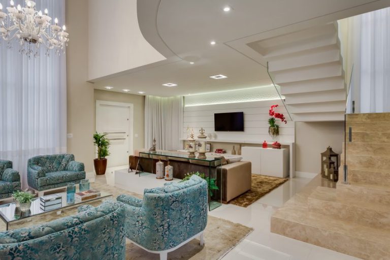 Fachada Pele de Vidro e atemporalidade na decoração marcam projeto residencial