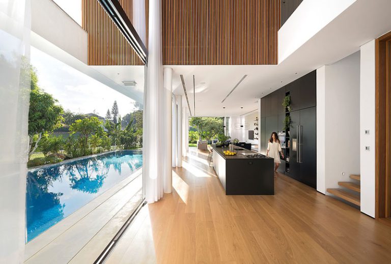 Sistema de portas deslizantes integra piscina e ambientes de estar