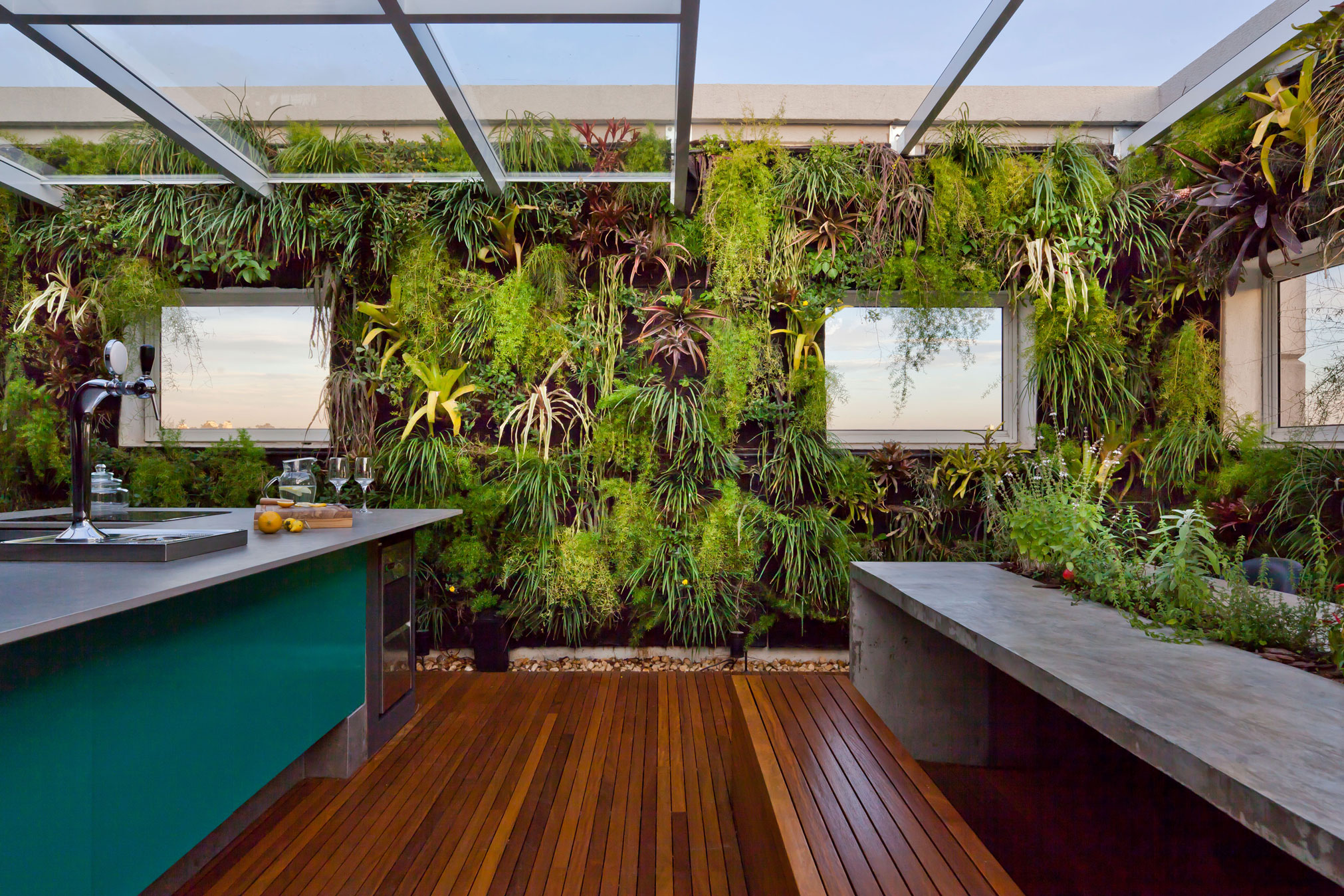 terraço-cobertura-de-vidro-e-jardim-vertical-por-casa-14-arquitetura