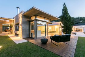fachada-residencial-em-vidro-e-concreto-por-elmor-design