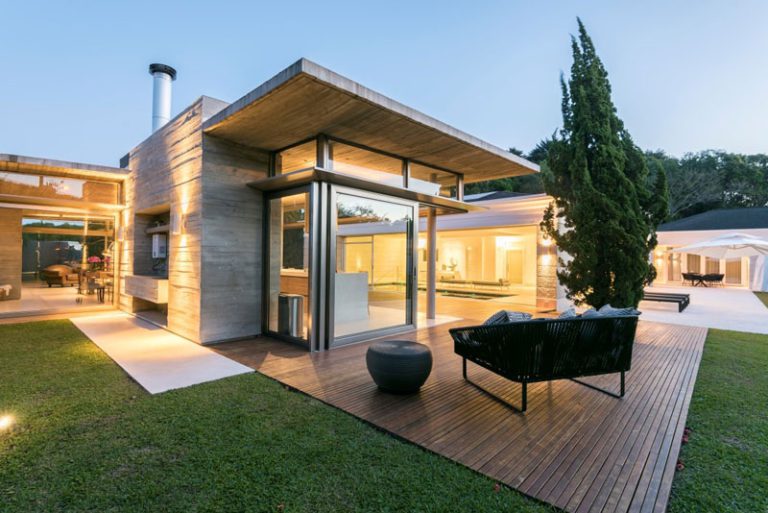 Residência em Curitiba evoca a perfeita fusão entre vidro e concreto