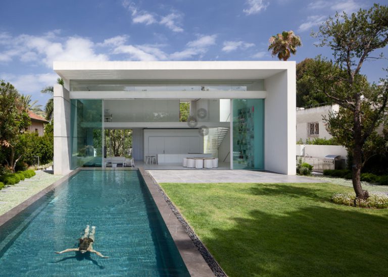 Casa ganha portas de vidro com 5 metros e se integra ao jardim
