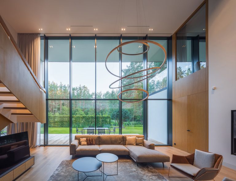 Elegante fachada de vidro residencial por Plazma Arquitetura