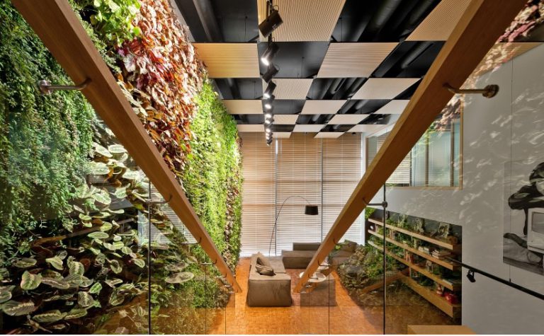Sala em pé-direito duplo revela atmosfera inspiradora