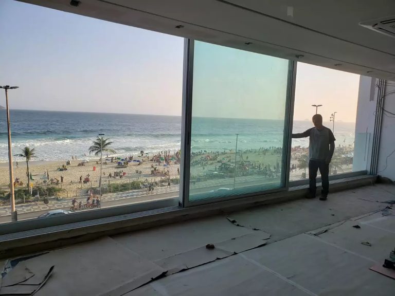 Portas Linha Euro se abrem para vista de Ipanema