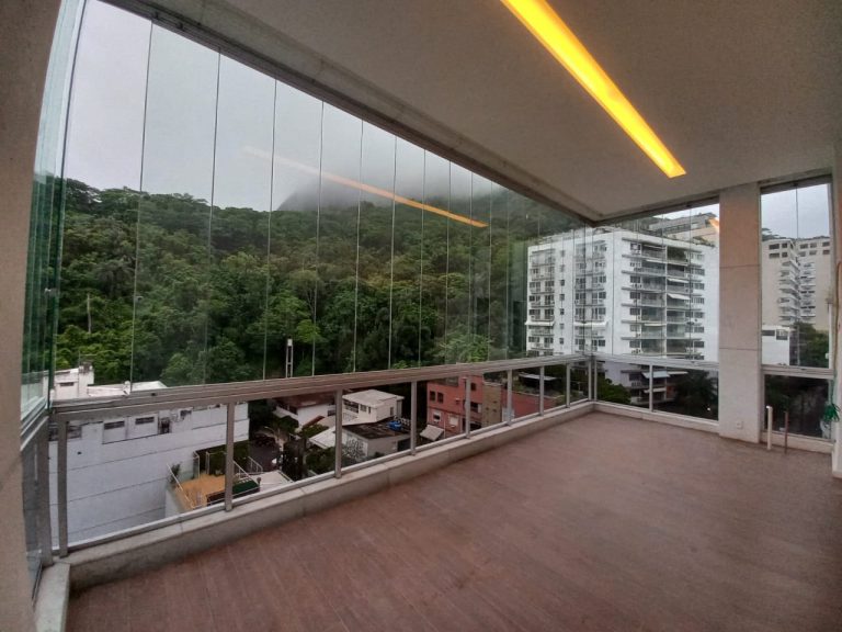 Cortina de vidro em sacada com pé-direito alto