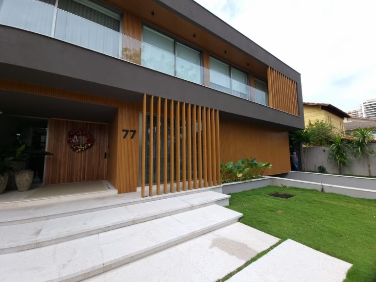 Brises e Ripados Amadeirados – Reforma residencial por Aurora Grei