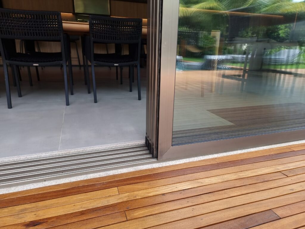 Trilho inferior de sobrepor em esquadria de alumínio linha Euroshow
