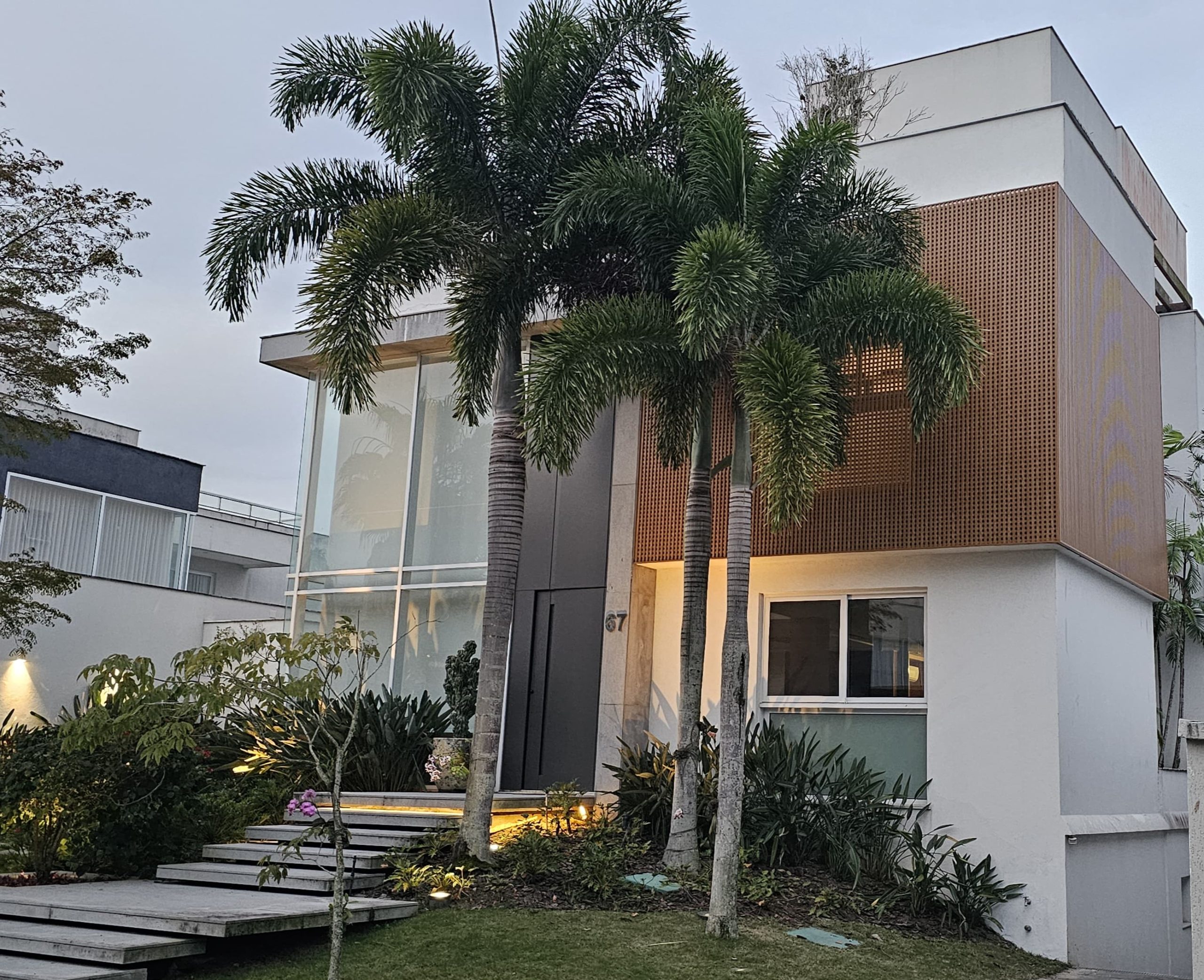 Muxarabi amadeirado norteia retrofit de fachada residencial